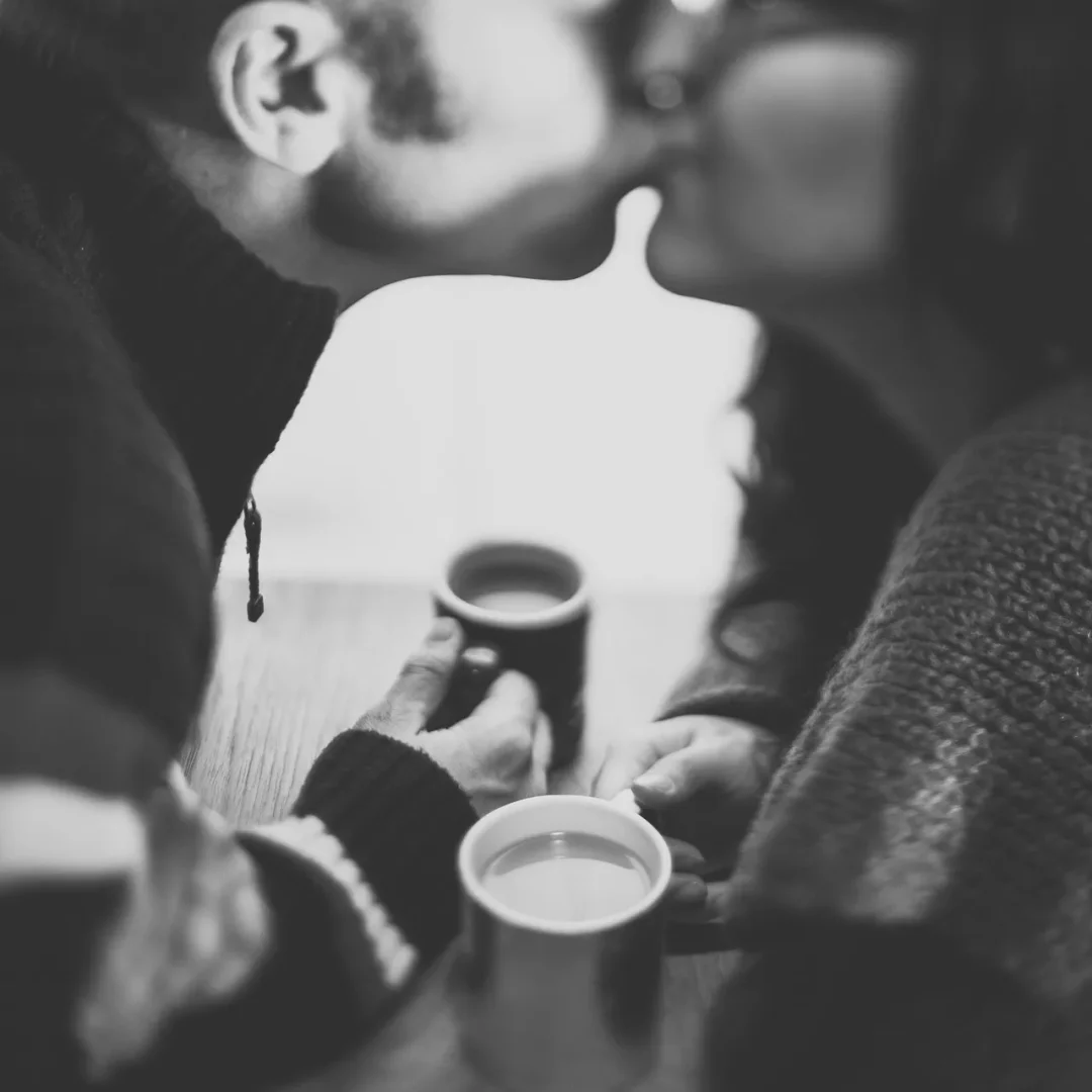 זוג-שותה-קפה-ומתנשק-1